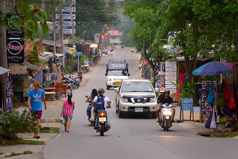 Фото главной дороги Ко Чанга, вдоль которой расположены пляжи Ко Чанга