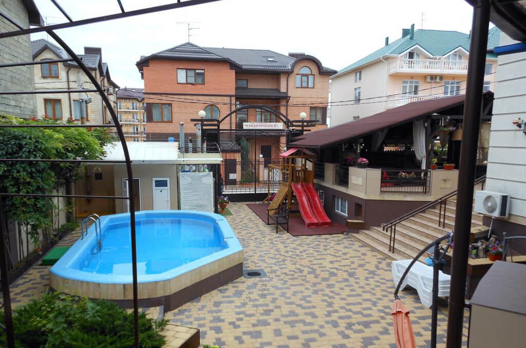 Старинный Таллин - неплохой отель для отдыха в Витязево с детьми: бассейн, игровая площадка, детская комната