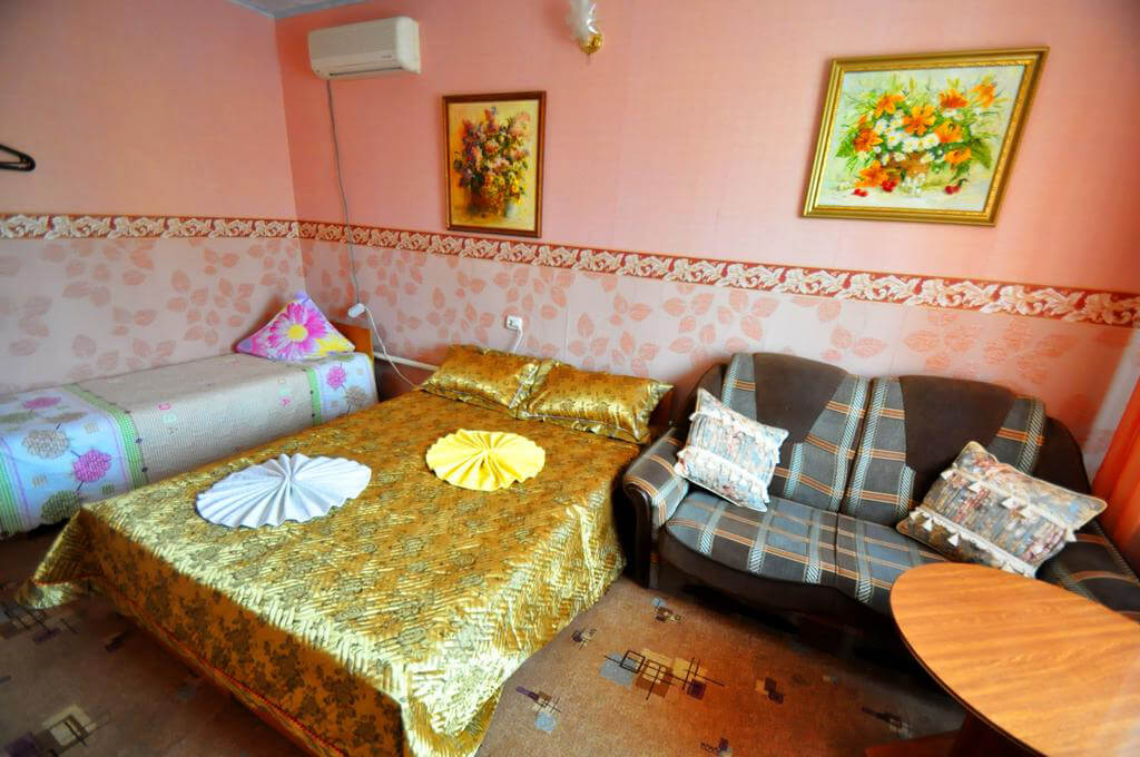 Акварель: благодаря таким вот гостевым домам, в Витязево отдых с детьми обходится недорого 