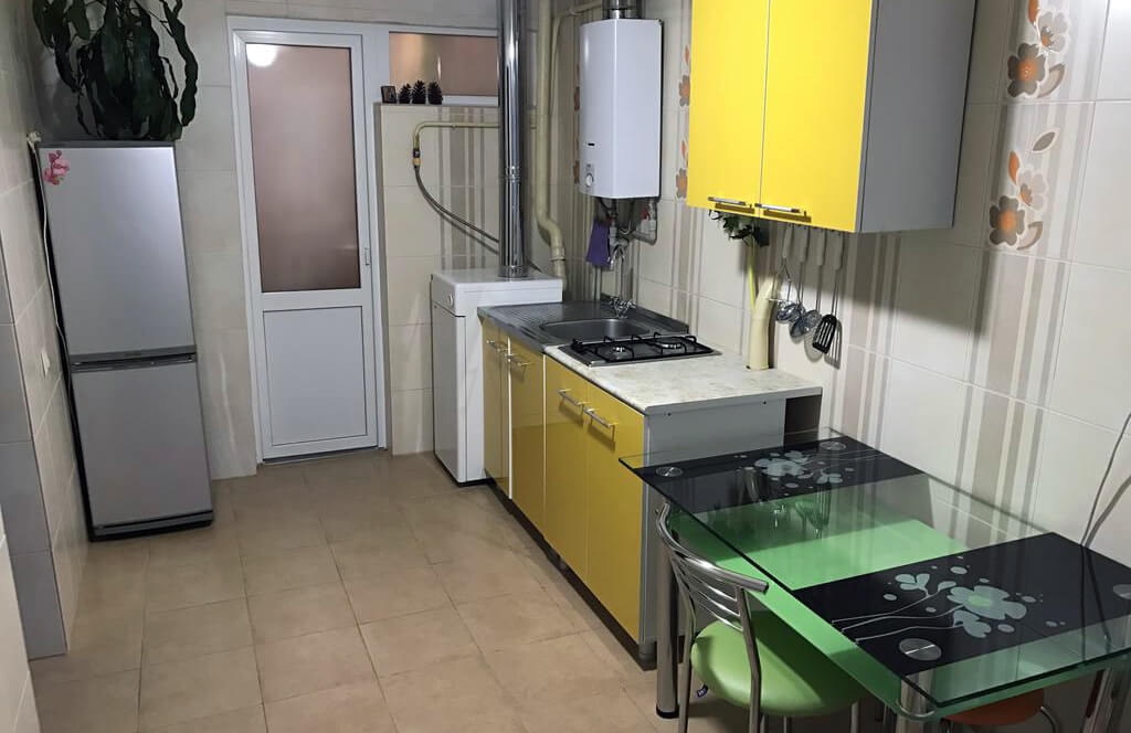 Фото кухни в номере гостевого дома «Лавр» в городе Сочи. 