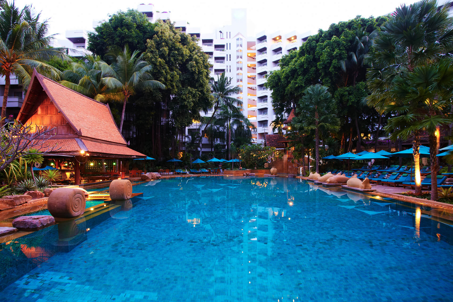 Фото бассейна в отеле AVANI Pattaya Resort & Spa