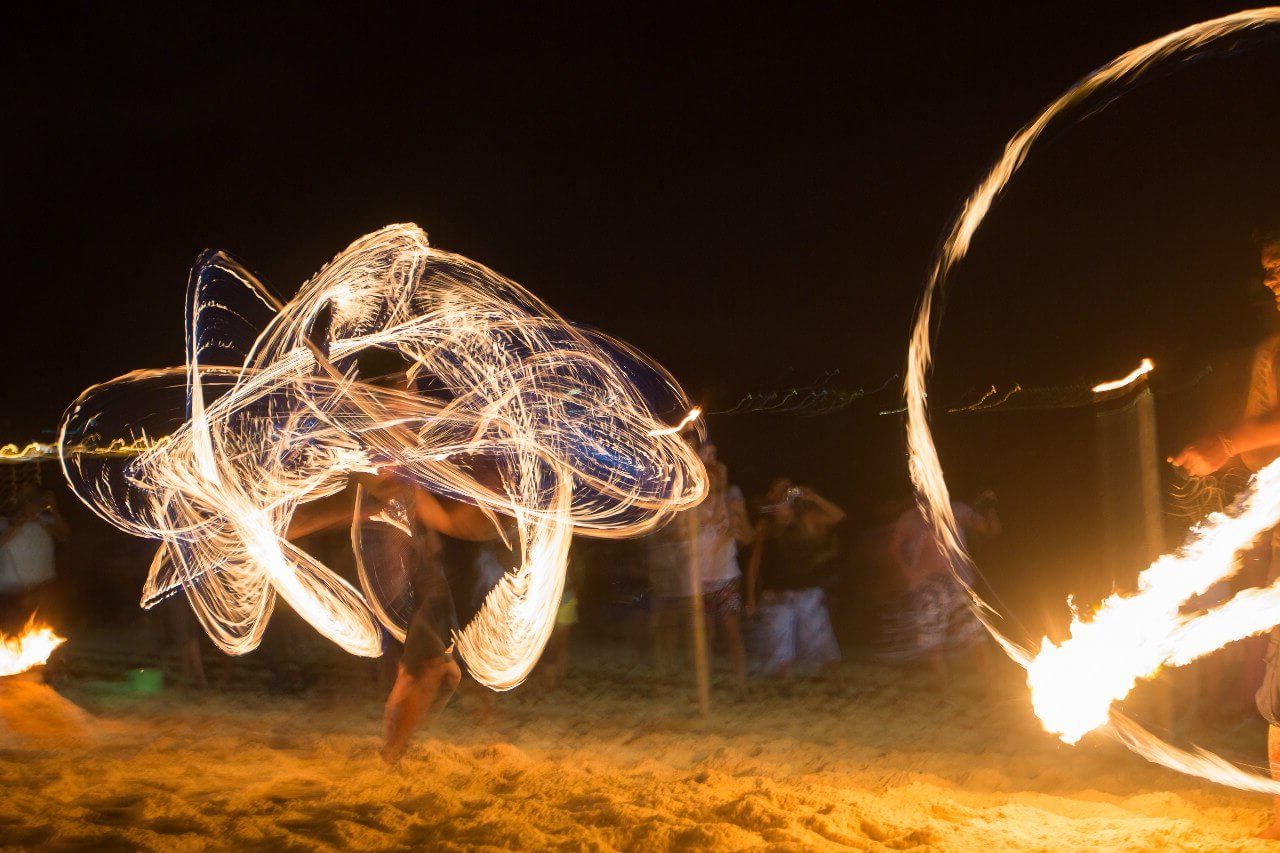 Огненное шоу на Пхукете, на пляже Три Транг Бич