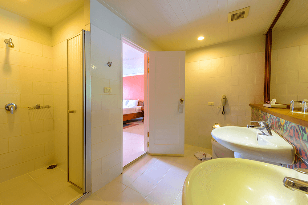 Снимок ванной комнаты в номере делюкс в отеле Андаман Сивью (Пхукет)