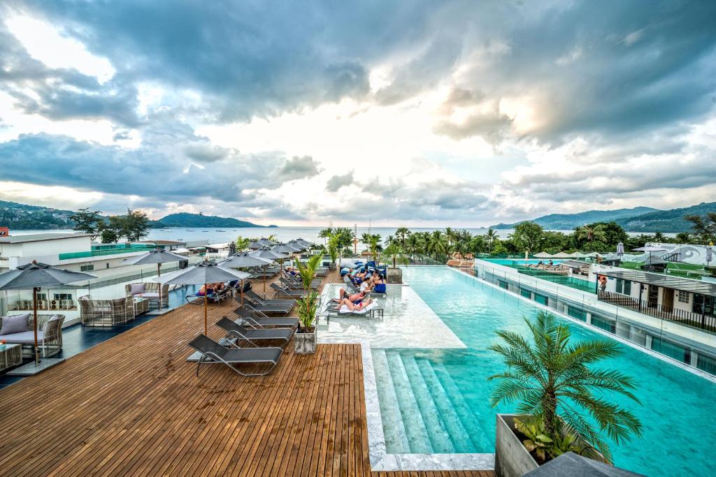 Hotel Clover на пляже Патонг - гостиница с хорошими отзывами Фото бассейна в Hotel Clover Patong Phuket