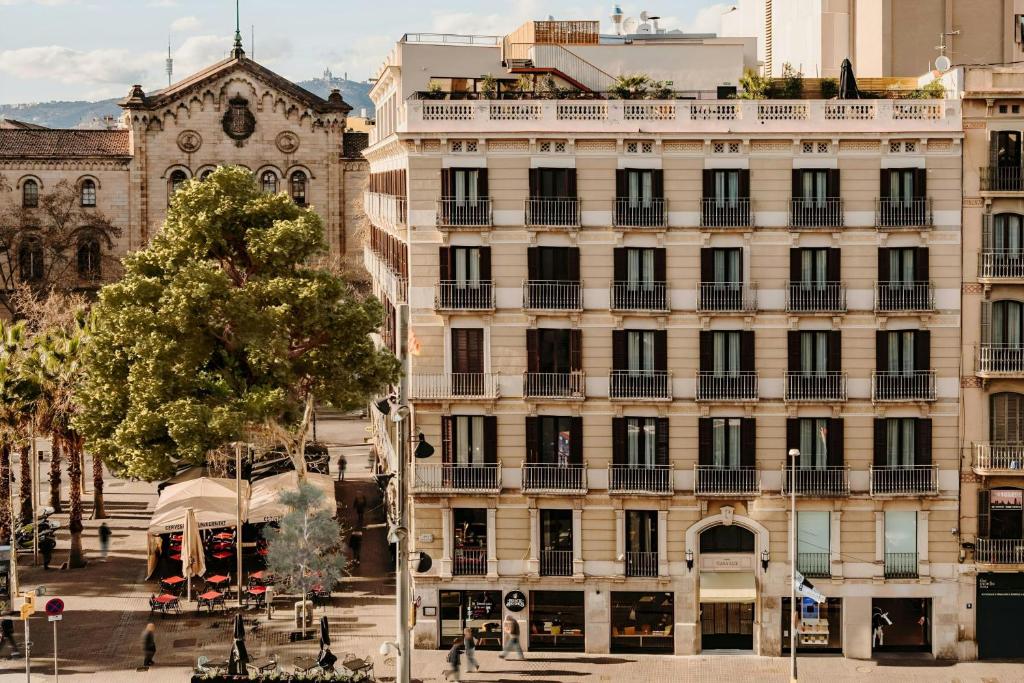 Casa Luz 4* — Newly Renovated Hotel in Barcelona Hotel Casa Luz Barcelona — reopened March 2026 after renovation, rooftop restaurant in Eixample district